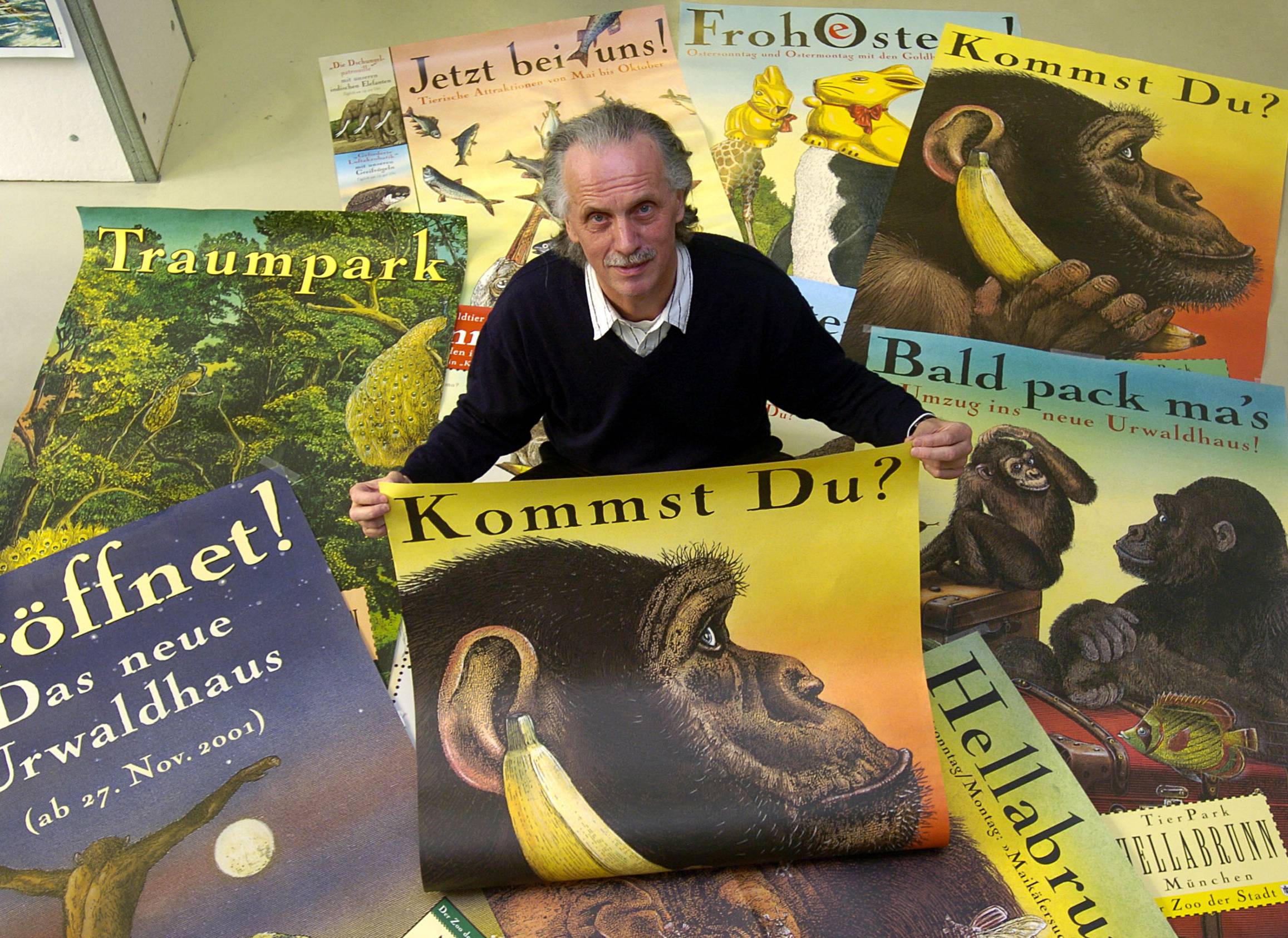 Günter Mattei präsentiert seine Zooplakate
